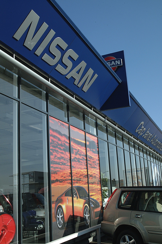 vinyle adhésif micro perforé Nissan concession