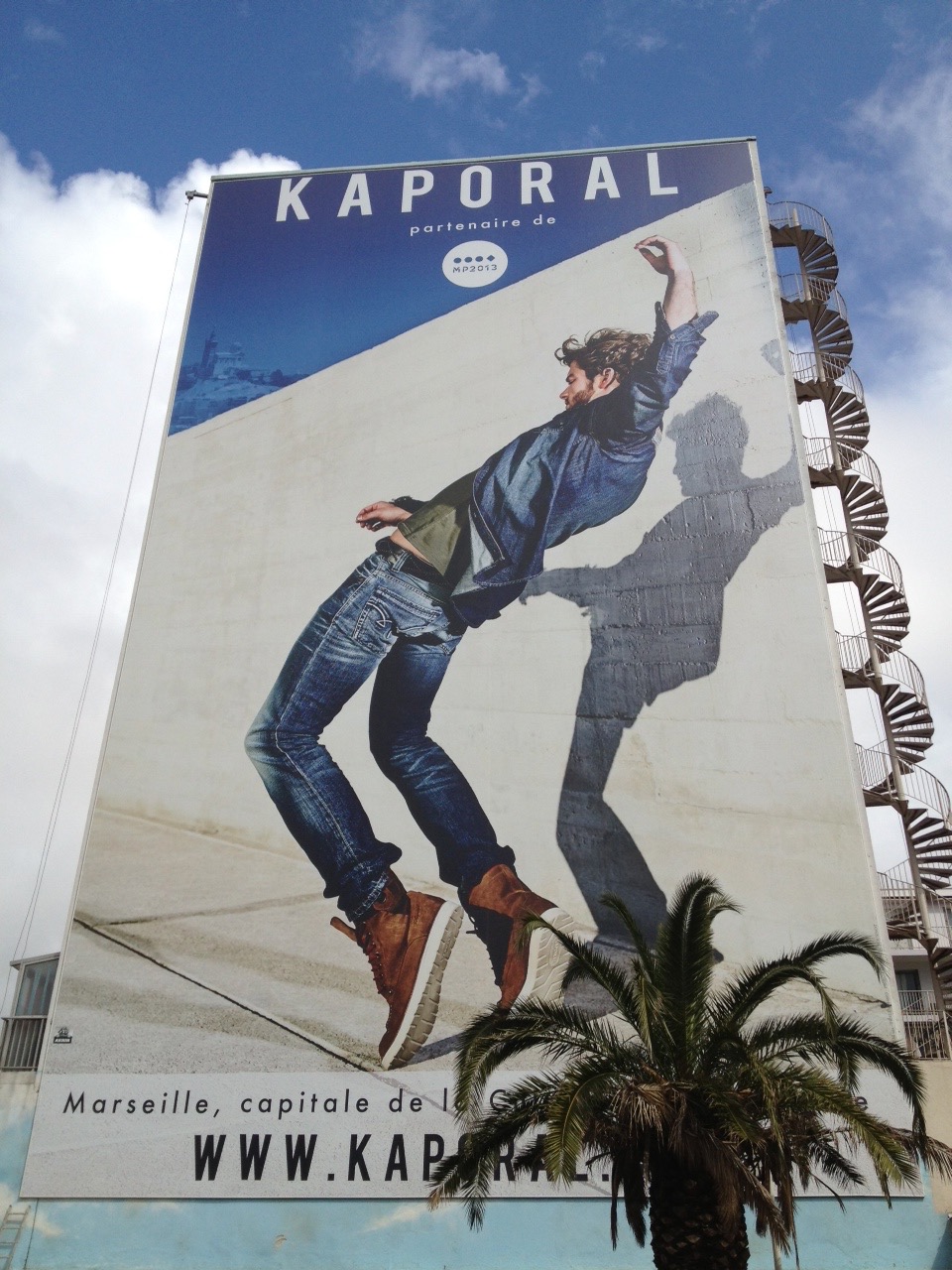 Kaporal Publicité Marseille Bâche géante grand format